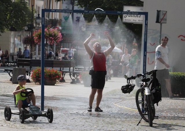 Kurtyny wodne na radomskim deptaku chłodzą. Pomagają mieszkańcom walczyć z upałem.