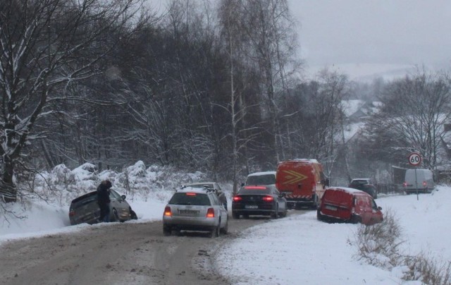 W powiecie krakowskim niebezpiecznie na śliskich, zasypanych śniegiem drogach, samochody lądują w rowach