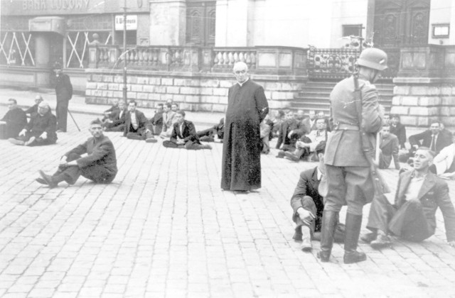 Pierwszego września 1939 roku tuż przed godz. 5 rano Niemcy zaatakowały Polskę. Mieszkańcy Kujaw i Pomorza dowiedzieli się o tym z radia. Jeszcze przed południem na ulicach pojawili się kolporterzy specjalnych wydań miejscowych gazet. Na afiszach ogłoszeniowych rozlepiano pośpiesznie odezwę prezydenta Rzeczpospolitej, a później zarządzenia o rygorach wprowadzonego właśnie stanu wojennego. Kto mógł wiedzieć, że ten mglisty poranek przyniesie piekło wojny