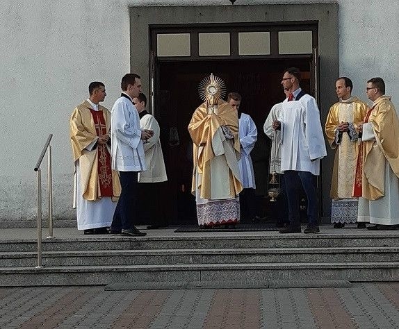 Wielkanoc 2020 bez procesji. Mieszkańców Włoszczowy z progu kaplicy błogosławił proboszcz ksiądz kanonik Leszek Dziwosz (ZDJĘCIA)