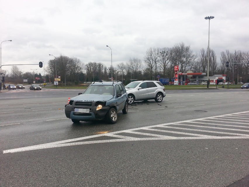 Wypadek na Włókniarzy. Zderzenie land rovera z mercedesem [ZDJĘCIA]