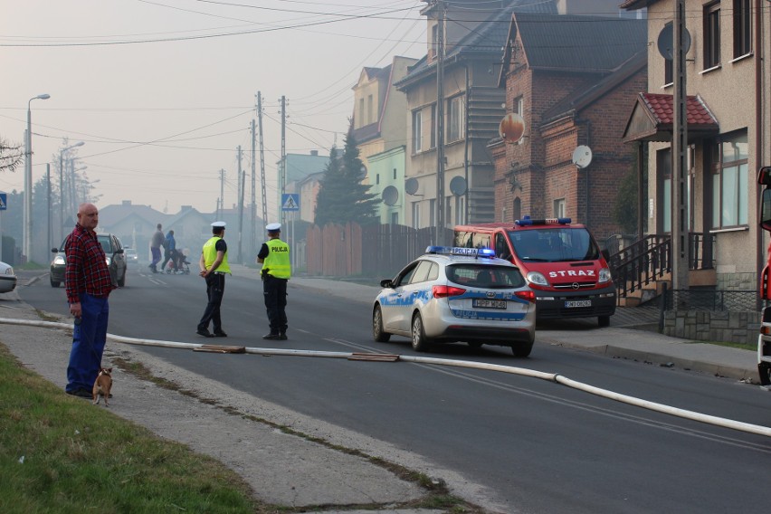 Strażacy przed ogniem musieli ratować pobliskie budynki...