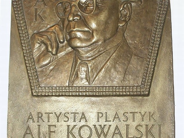 W muzeum wisi tablica poświęcona A. Kowalskiemu. Występuje na niej jako Alf..