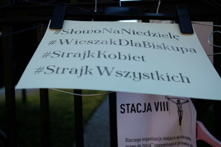 Poznań: Protest kobiet pod siedzibą kurii [ZDJĘCIA]