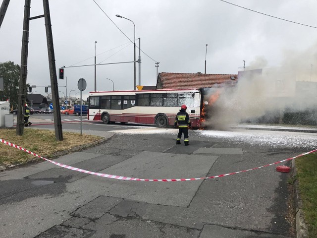 Pożar autobusu MZK w Opolu na skrzyżowaniu Witosa, Ozimskiej, Tysiąclecia i Częstochowskiej.