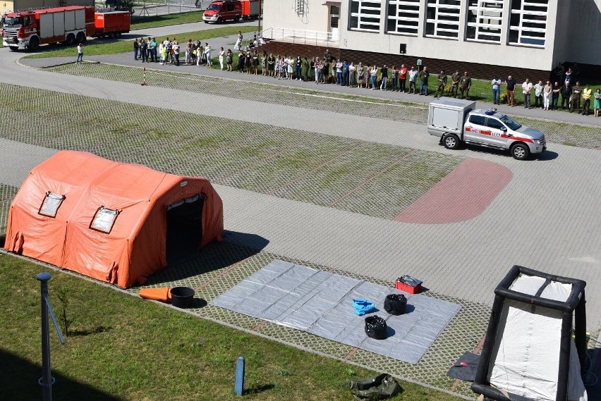 Alarm pożarowy w Nowej Dębie. Wojskowy śmigłowiec ewakuował poszkodowaną osobę - efektowne ćwiczenia na terenie jednostki wojskowej (FOTO)