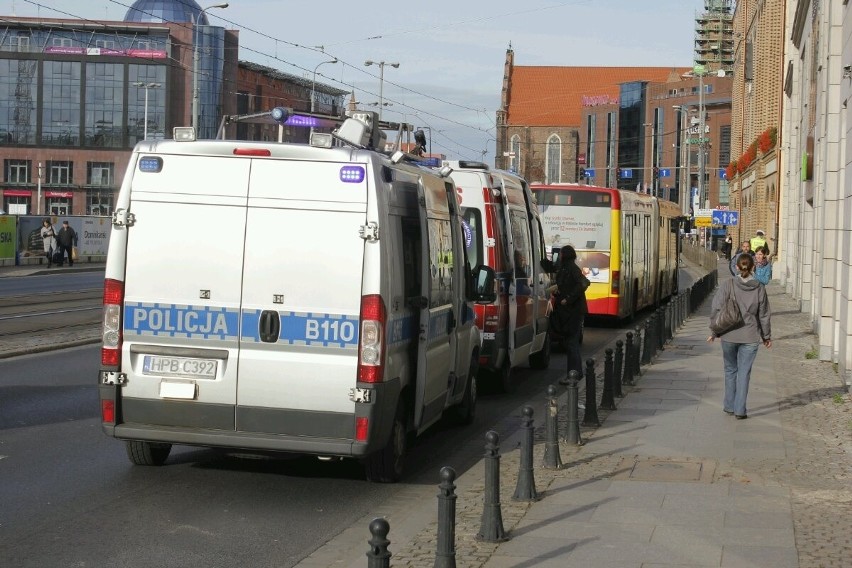 Wrocław: Wypadek na Skargi. Autobus MPK zderzył się z samochodem, ranne dwie pasażerki (ZDJĘCIA)