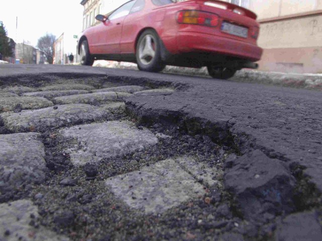 Ulicy Batalionów Chłopskich w Koszalinie należy się generalny remont - to zdanie kierowców. Ich prośby w końcu zostały wysłuchane. W tym roku ma zostać całkowicie zmodernizowana.