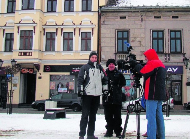 Bohaterem reportażu kręconego dla telewizji ARD był Mirosław Ganobis,  miłośnik historii ziemi oświęcimskiej (pierwszy z lewej)