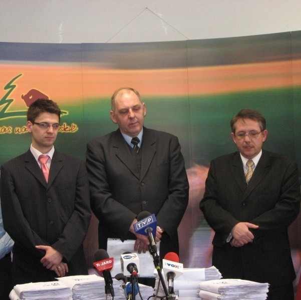 Przedstawiciele PiS  Mariusz Kamiński i pełnomocnik kampanii referendalnej Leszek Dec złożyli na ręce marszałka Jarosława Schabieńskiego wniosek o referendum .