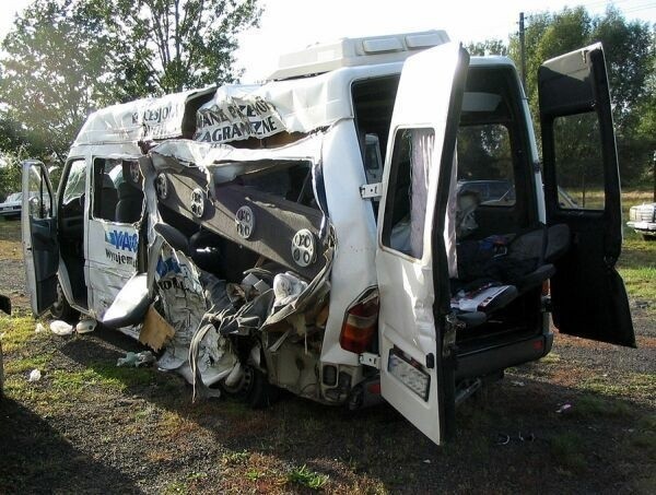 Zmiażdżony &quot;mercedes sprinter&quot;, którym dzieci wracały z wycieczki do Niemiec.