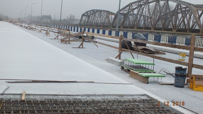 Trwa budowa mostu na rzece Narew w Uhowie