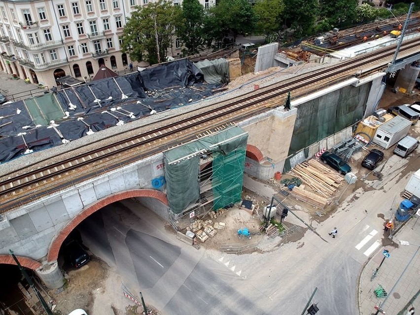 Kraków. Budują estakady kolejowe. Do końca 2021 roku powstaną na nich cztery tory [NOWE ZDJĘCIA]