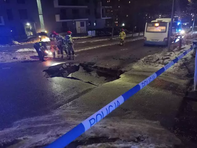 W Gdyni zapadła się jezdnia na ul. Benisławskiego. Ulica została zamknięta do odwołania