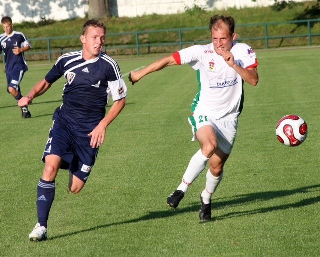 Adrian Pajączkowski (z prawej) w barwach Zagłębia Sosnowiec w meczu tej drużyny w Zdzieszowicach w rundzie jesiennej. Z lewej obrońca Ruchu Przemysław Bella.