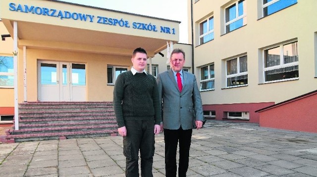 Kacper Swarliński z Ryszardem Wosikiem, dyrektorem Samorządowego Zespołu Szkół numer 1 w Opatowie, przed budynkiem szkoły.