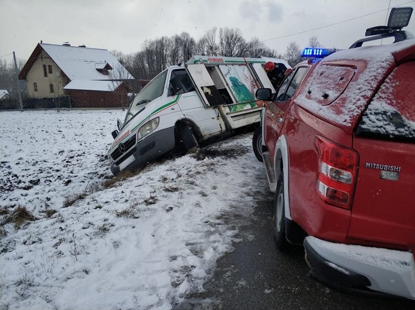 Kolizja drogowa w Wieprzu - transporter w rowie