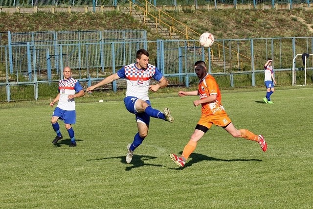 Jesienią decydującego gola w meczu z Neptunem strzelił Bartosz Styczyński (w biało-niebiesko-czerwonym stroju)