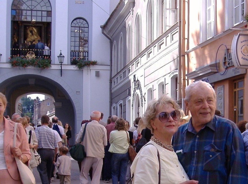 Bernard Ładysz z żoną przed Ostrą bramą w Wilnie.