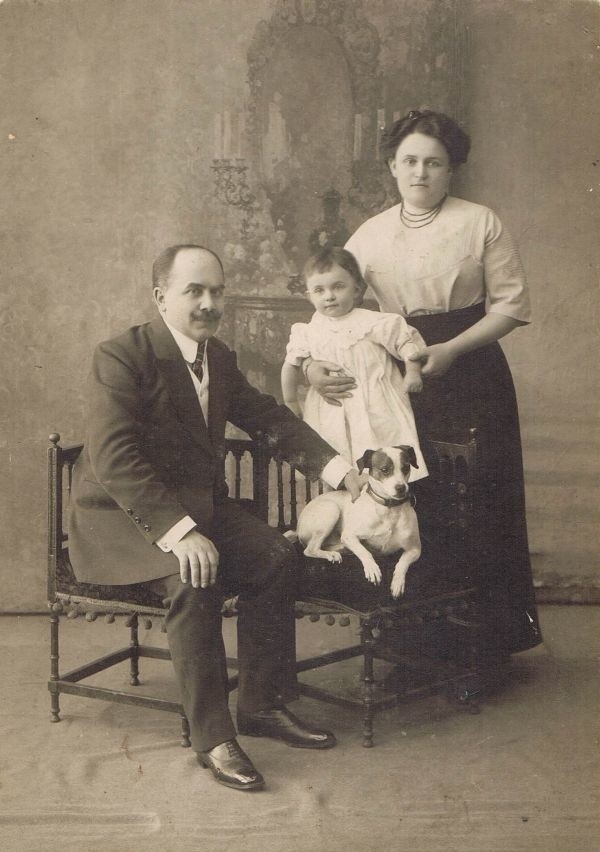 Bolesław Szymański z żoną Marią i córką Haliną. Liwiny 1913 rok. Ze zbiorów rodzinnych.