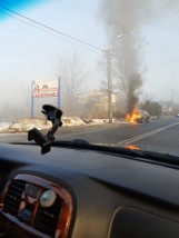 Pożar BMW w miejscowości Zwierki. Samochód spłonął na drodze