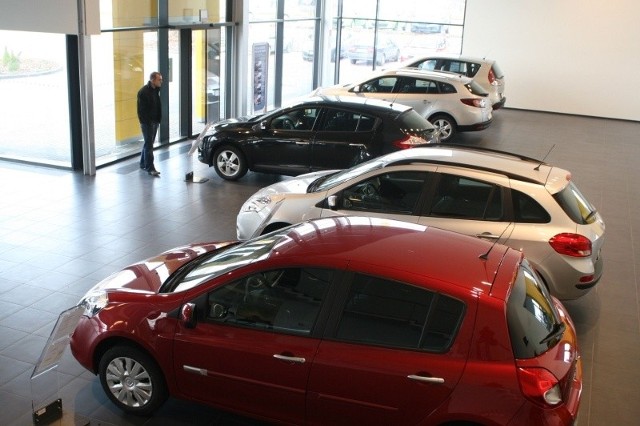 1578 W salonie samochodowym Tandem w Kielcach trwa wyprzedaż samochodów Renault z rocznika 2009. Atrakcyjne ceny przyciągają klientów