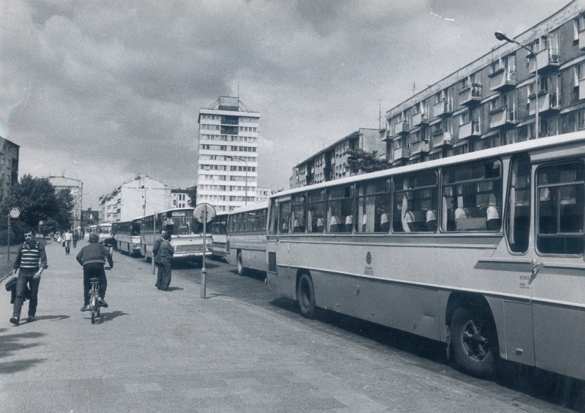 Postój autobusów na ul. Dworcowej. Rok 1985.