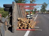 W Chełmnie od ciężarówki odczepiła się przyczepa. Tarcica rozsypała się na ulicy [zdjęcia]