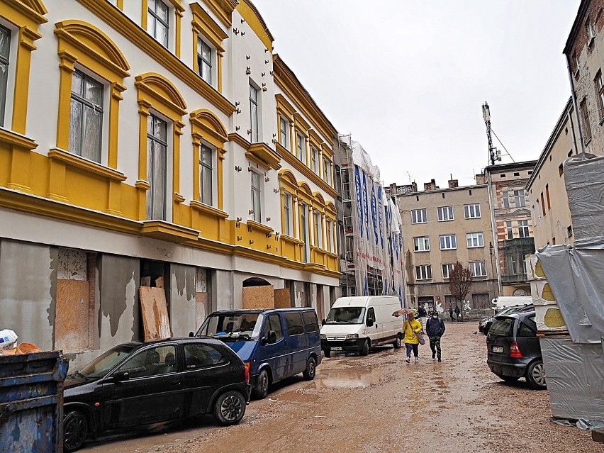 Ul. Włókiennicza, czyli plac wielu budów. Metamorfozę przechodzą kamienice i ulica, buduje się pasaż. ZDJĘCIA