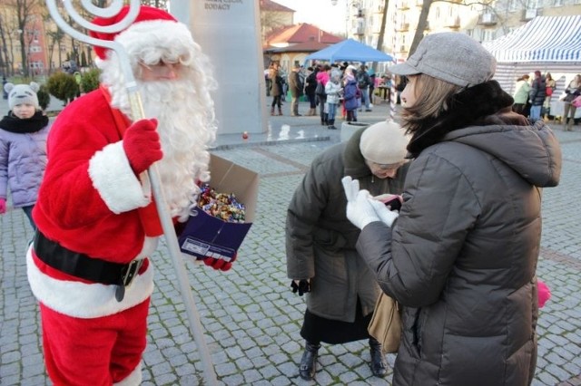 Święty Mikołaj rozdawał mieszkańcom słodkości.