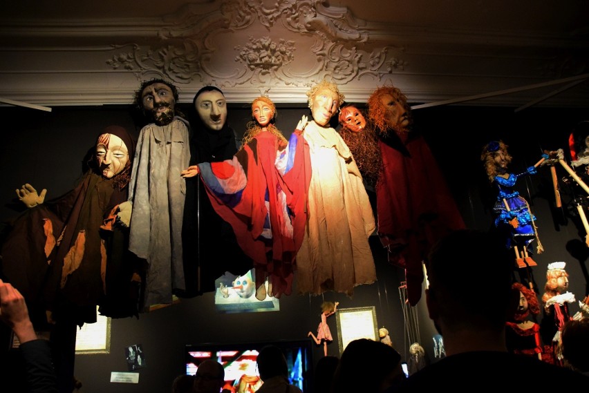 Muzeum Rzeźby Alfonsa Karnego. Wystawa Kompleksja lalki -...