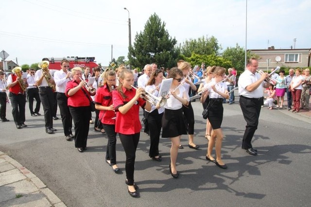 Parada Orkiestr DętychW Dobrzeniu Wielkim trwa koncert plenerowy IV Parady Orkiestr Dętych.