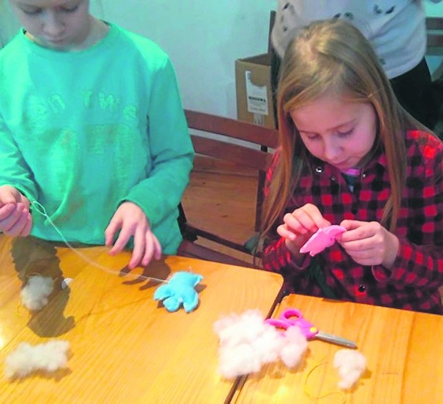 W czasie spotkania w muzeum uczestnicy mogą nauczyć się choćby podstaw szycia i ozdabiania wykonując zabawki z filcu.