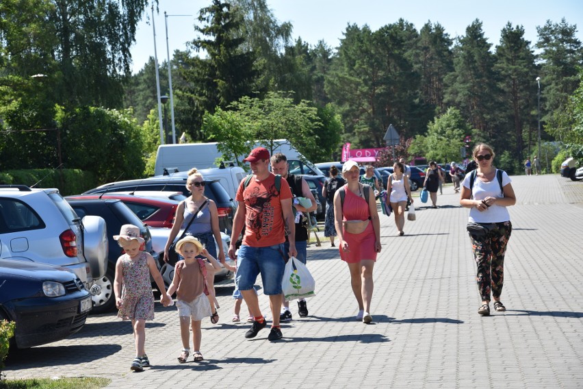 Wbrew wcześniejszej decyzji parkowanie aut przy plaży w...