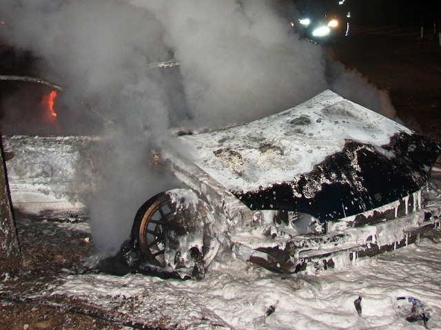 Straż pożarna gasiła płonący samochód.