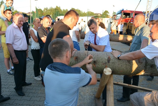 Uczestnicy festynu zmierzyli się w konkursach z wielką belą słomy i pokaźnym jodłowym pniem: najlepsi w toczeniu i cięciu piłą mogli liczyć na nagrody. Warto zaznaczyć, że w jednej ze zwycięskich drużyn wystartował burmistrz Dariusz Meresiński.