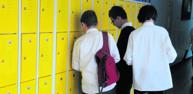 Opłata za dzierżawę szafek wynosi w niektórych szkołach 140 zł rocznie