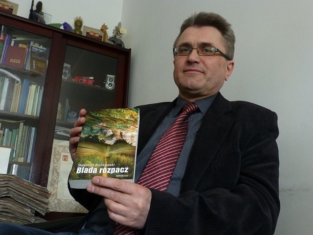 Sławomir Kańkowski na co dzień jest kierownikiem Urzędu Stanu Cywilnego w Dąbrowie Biskupiej oraz redaktorem naczelnym kwartalnika samorządowego "Dąbrowianin". Kilka lat temu postanowił napisać książkę. 
