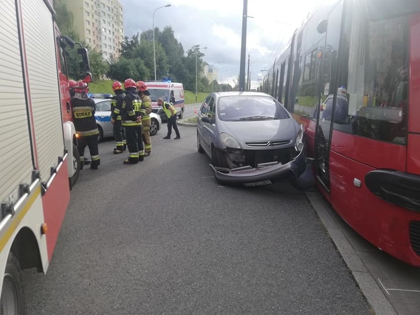 Wypadek na al. Wyszyńskiego. Nie jeżdżą tramwaje, utrudnienia w ruchu ZDJĘCIA