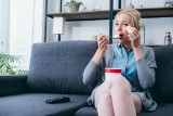 Samotność zwiększa apetyt i napędza błędne koło jedzenia. Wyniki badań mówią jasno, dlaczego tak trudno zmienić złe nawyki