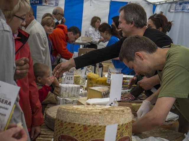 W sobotę i niedzielę, 6 i 7 zcerwca, sandomierskim rynkiem zawładną serowarzy i amatorzy serów. Tak jak podczas poprzednich edycji festiwalu Czas Dobrego Sera będzie można kupić oraz dowiedzieć się o serach wszystkiego.