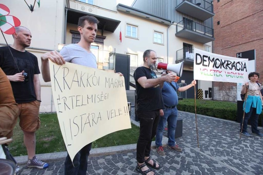 Solidarnościowy protest przed konsulatem węgierskim w Krakowie