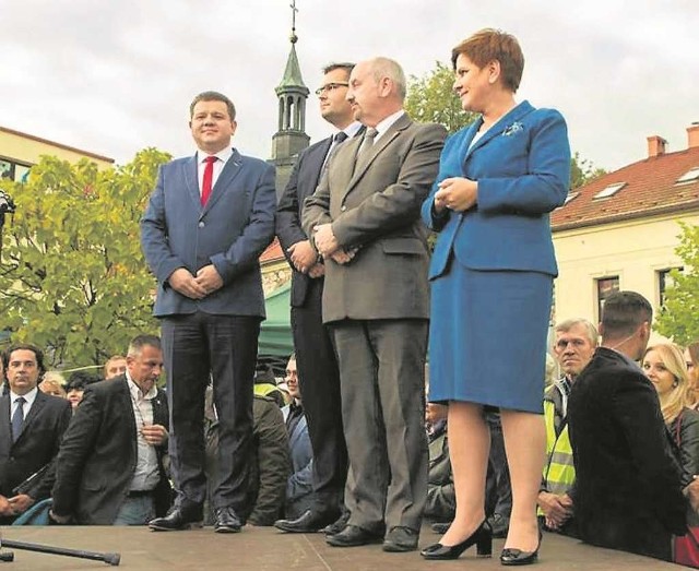 Na facebookowym profilu Krzysztofa Kozika (pierwszy od lewej) jest m.in. fotografia z premier Beatą Szydło. W środku Jarosław Szlachetka i Marek Polak