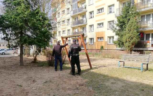 Rozpoczęły się coroczne kontrole białostockich placów zabaw. Funkcjonariusze Straży Miejskiej oraz pracownicy Zarządu Mienia Komunalnego sprawdzają stan urządzeń, czystość. Wszystko po to, by dzieci mogły bezpiecznie korzystać z czystych i sprawnych huśtawek, piaskownic i zjeżdżalni.