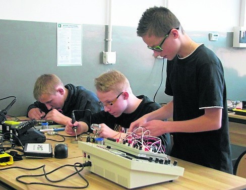 Uczniowie kierunku technik - elektronik uważają, że elektronika jest przyszłością w wielu branżach przemysłowych.