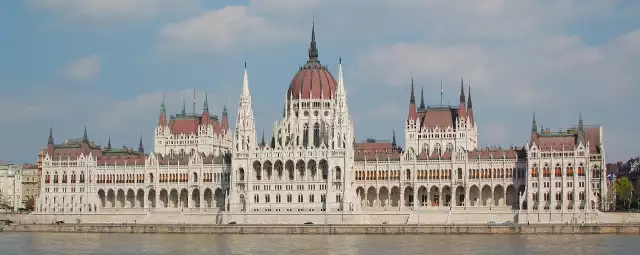 Zapierający dech w piersiach budynek parlamentu Węgier leży nad samym Dunajem i jest wizytówką nie tylko Budapesztu, ale całego kraju