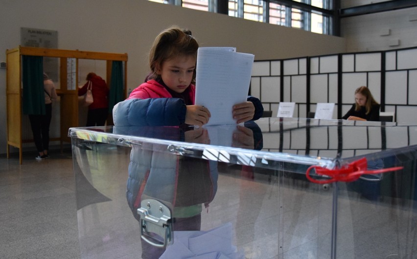 Wybory samorządowe 2018. Mieszkańcy Oświęcimia licznie ruszyli do urn. Głosował też Janusz Chwierut [ZDJĘCIA]