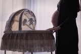 Przez film "Cząstki kobiety" na Netfliksie kobiety będą rezygnować z porodów w domu? Produkcja w ogniu krytyki. "Demonizuje porody domowe"