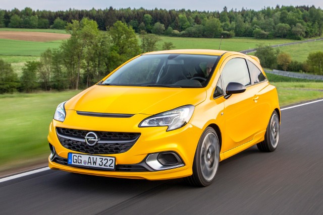 Opel Corsa GSi„Kieszonkowa rakieta” z Rüsselsheim jest świetnym sprinterem (przyspieszenie od 0 do 100 km/h trwa zaledwie 8,9 sekundy), ale także imponuje elastycznością: przyspiesza od 80 do 120 km/h na piątym biegu w zaledwie 9,9 sekundy. Corsa GSi osiąga prędkość maksymalną 207 km/h.Fot. Opel