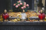 70-latka na cmentarzu ukradła wkład do zniczy. Chciała go zapalić na grobie znajomego